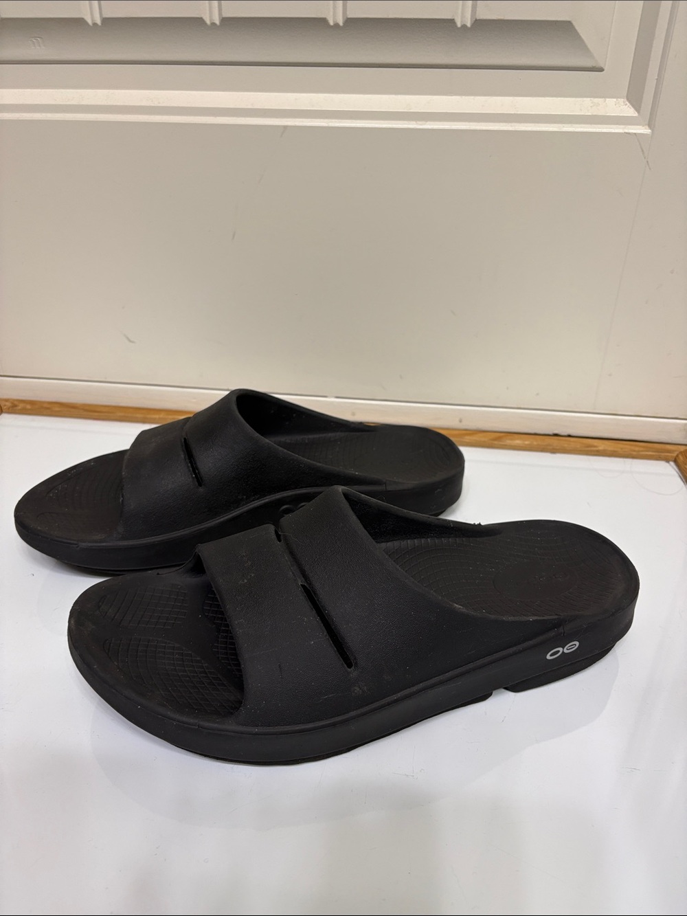 OOFOS Black Slip-On Recovery Slides